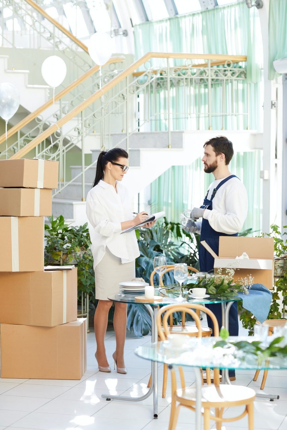 business-lady-asking-mover-about-delivery-order-e1618304340560.jpg