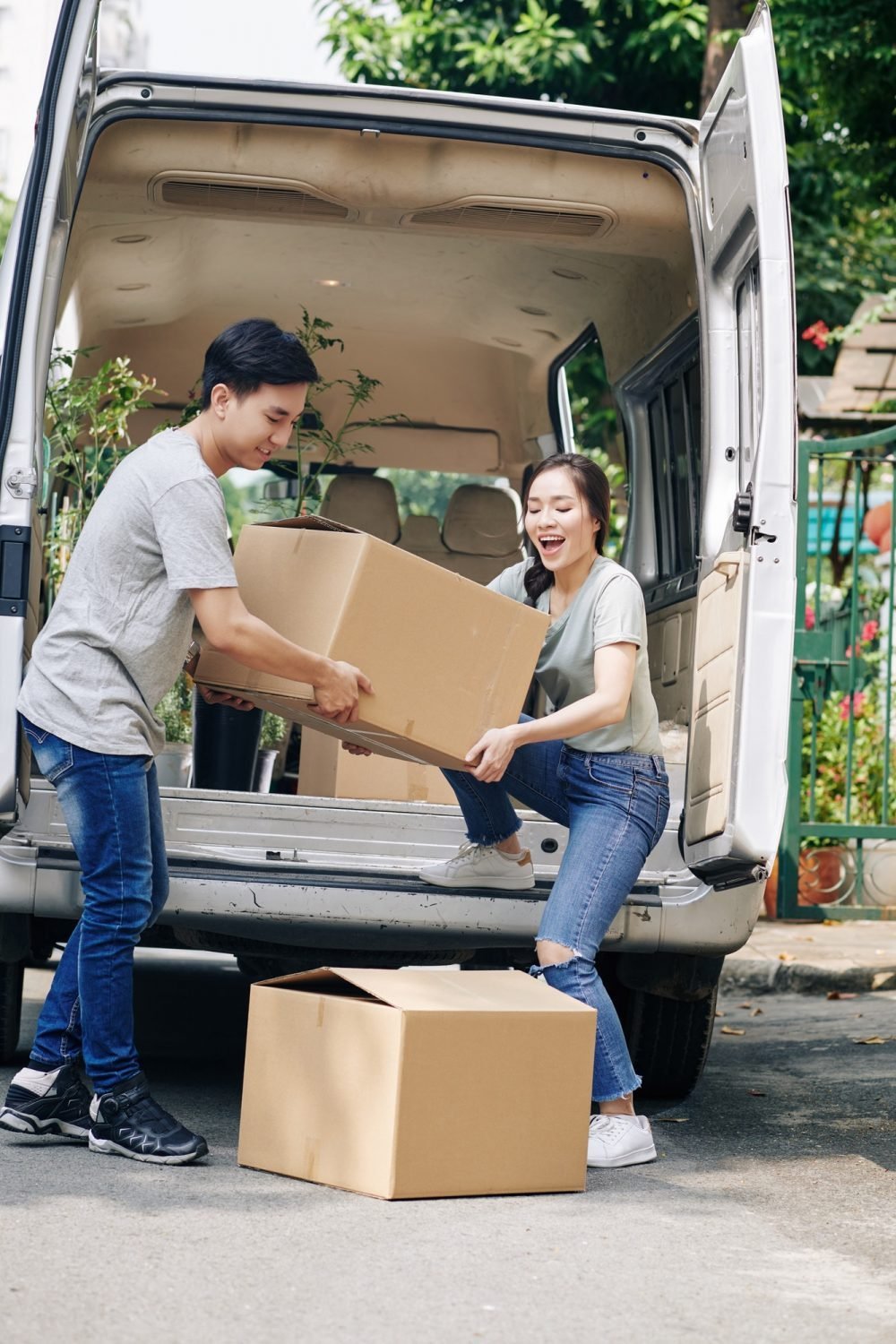 couple-unloading-truck-e1618304349965.jpg
